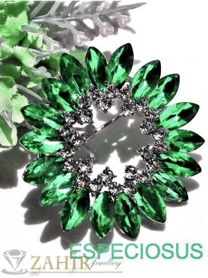 Красива овална кристална  брошка с изящни фасетирани зелени и бели камъни, размер 4 см, сребриста основа - B1303